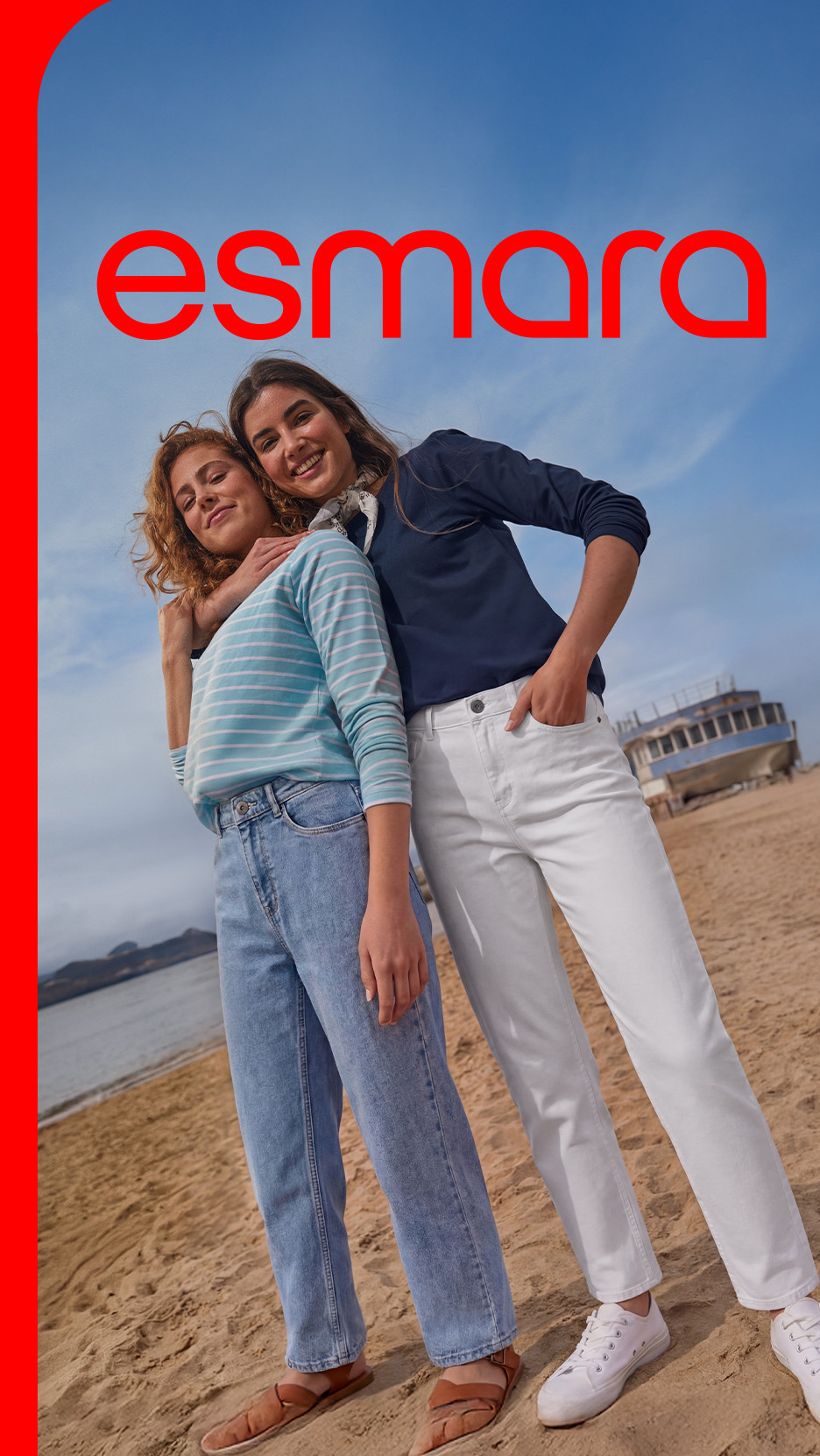 Două femei zâmbitoare în blugi și tricouri, pe o plajă, cu textul „esmara” în roșu.