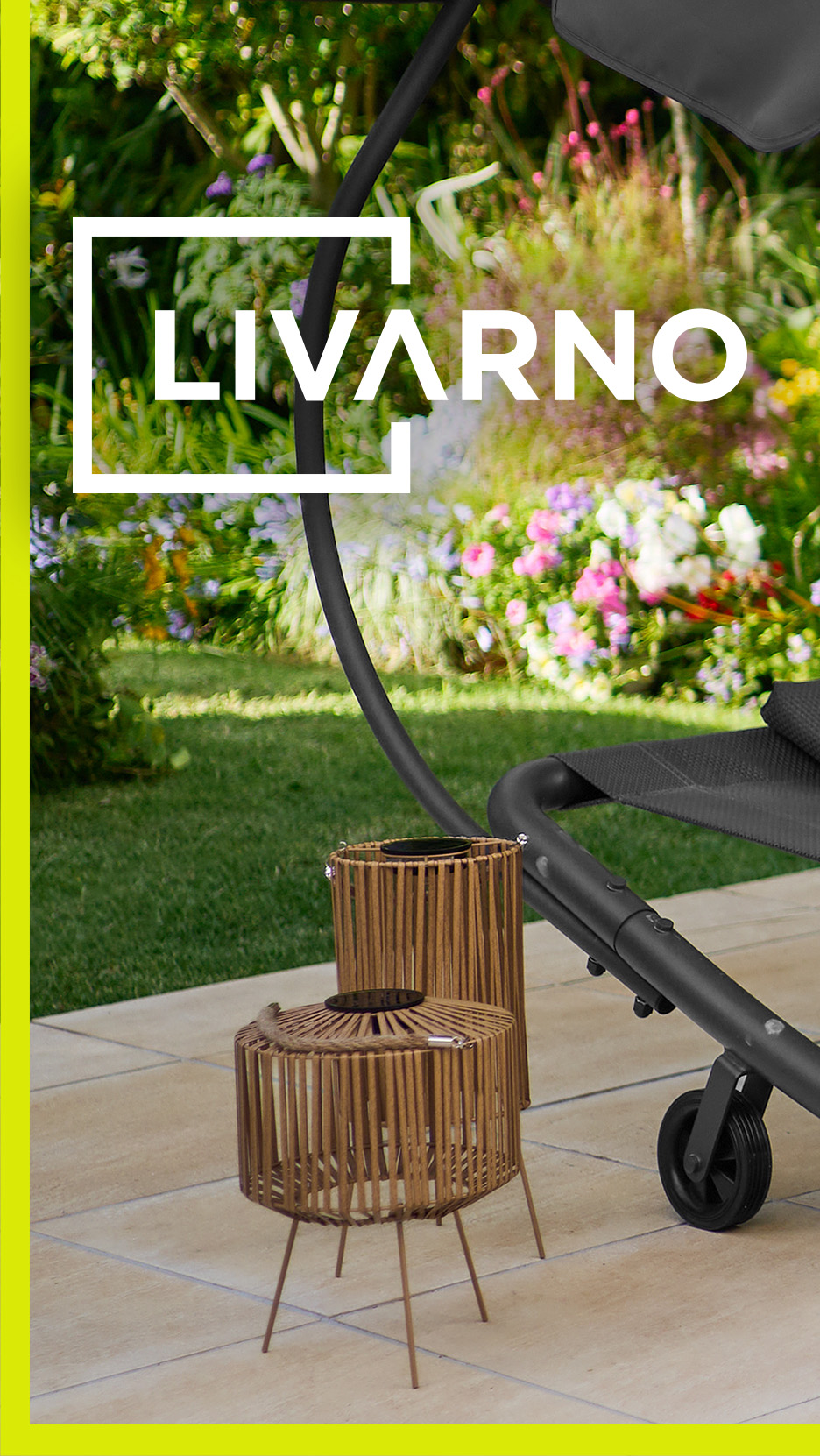 LIVARNO: Două felinare decorative din bambus pe o terasă, cu un șezlong în fundal.