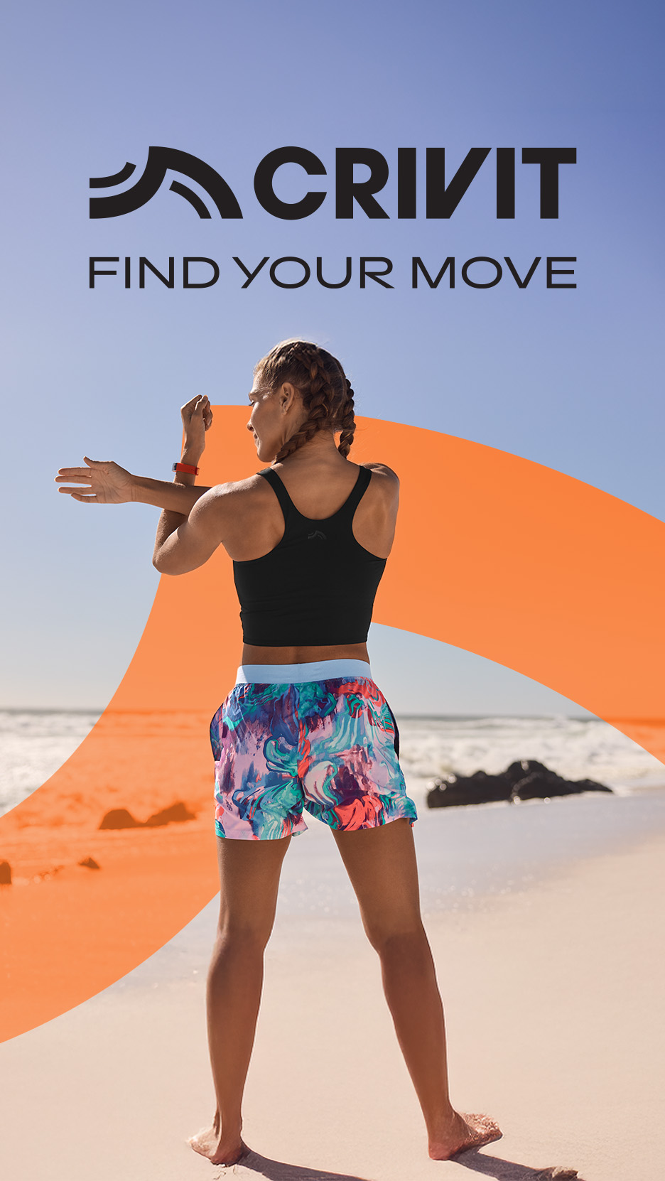 Femeie în top sport și pantaloni scurți colorați, întinzându-se pe plajă. Text: FIND YOUR MOVE.