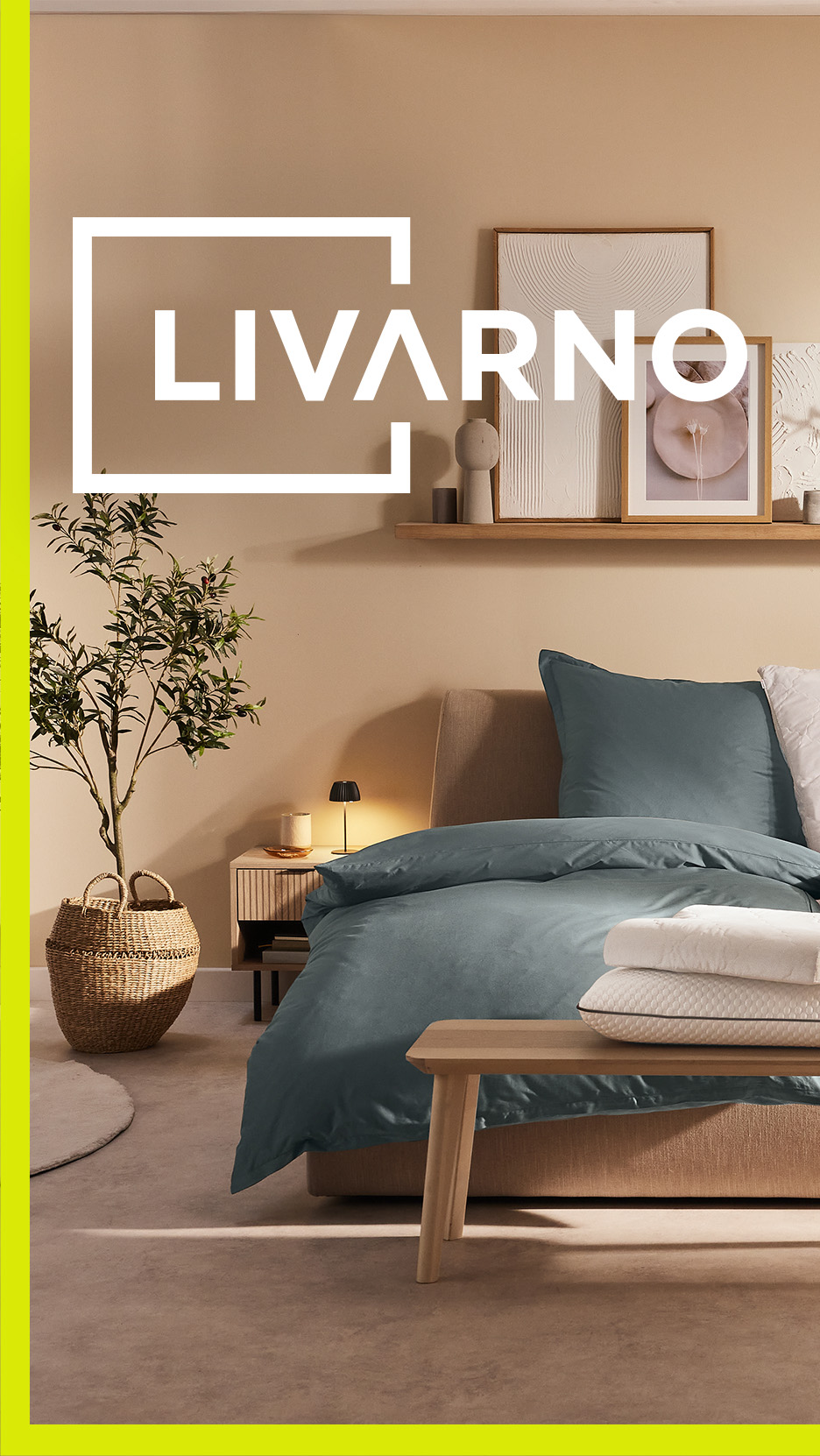 Dormitor modern cu lenjerie de pat albastru-gri, plante și decorațiuni, cu textul „LIVARNO”.