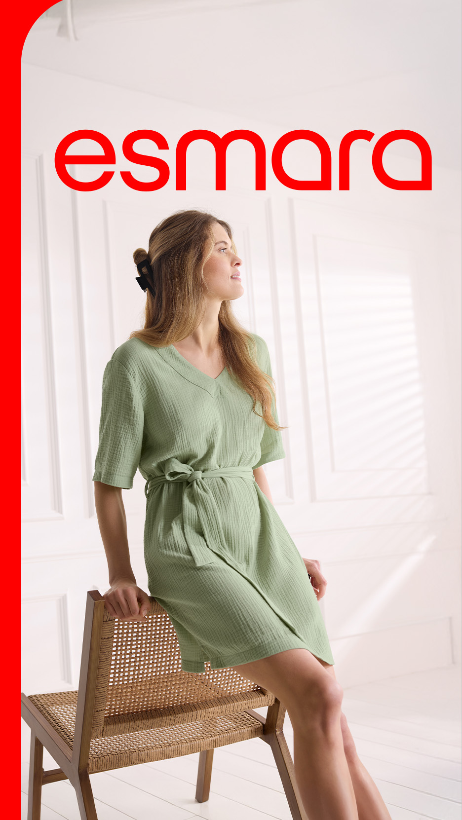 Femeie în rochie verde deschis, șezând pe un scaun din lemn, cu textul „esmara” deasupra.