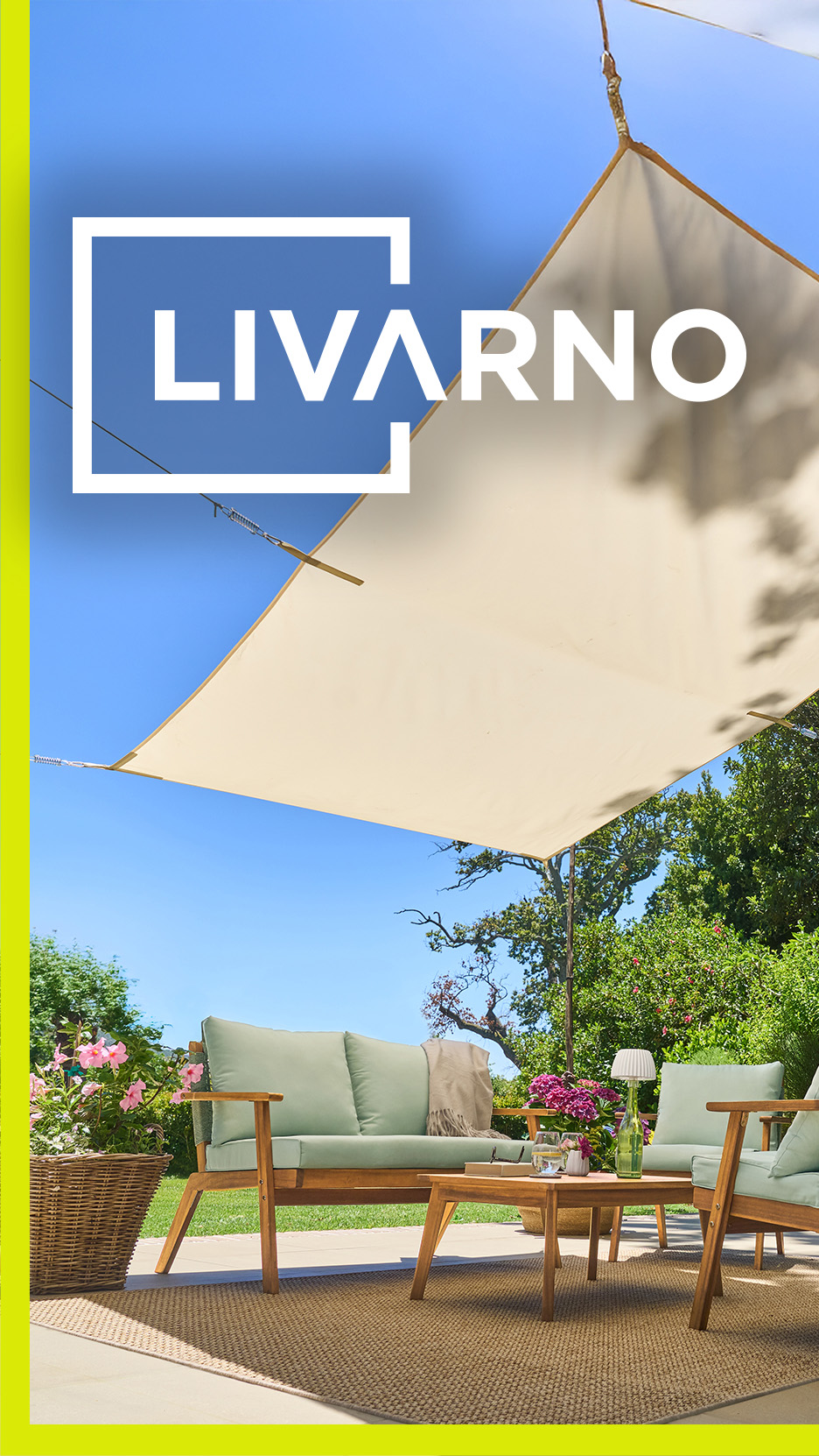 Mobilier de grădină din lemn cu perne verzi, sub o pânză de umbrire, pe o terasă.