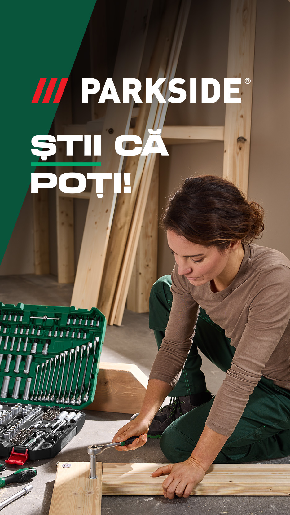 O femeie asamblează o structură din lemn cu o cheie cu clichet, lângă o trusă de scule. Text: Știi că poți!