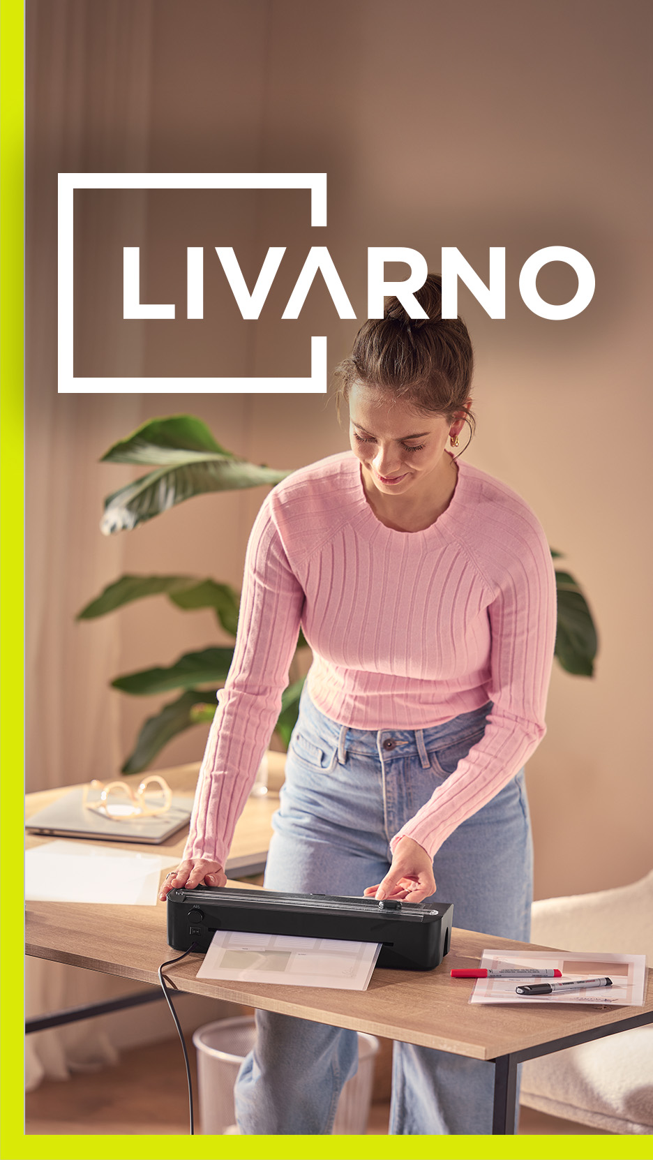 Femeie laminând documente cu un laminator pe un birou din lemn, cu textul „LIVARNO”.
