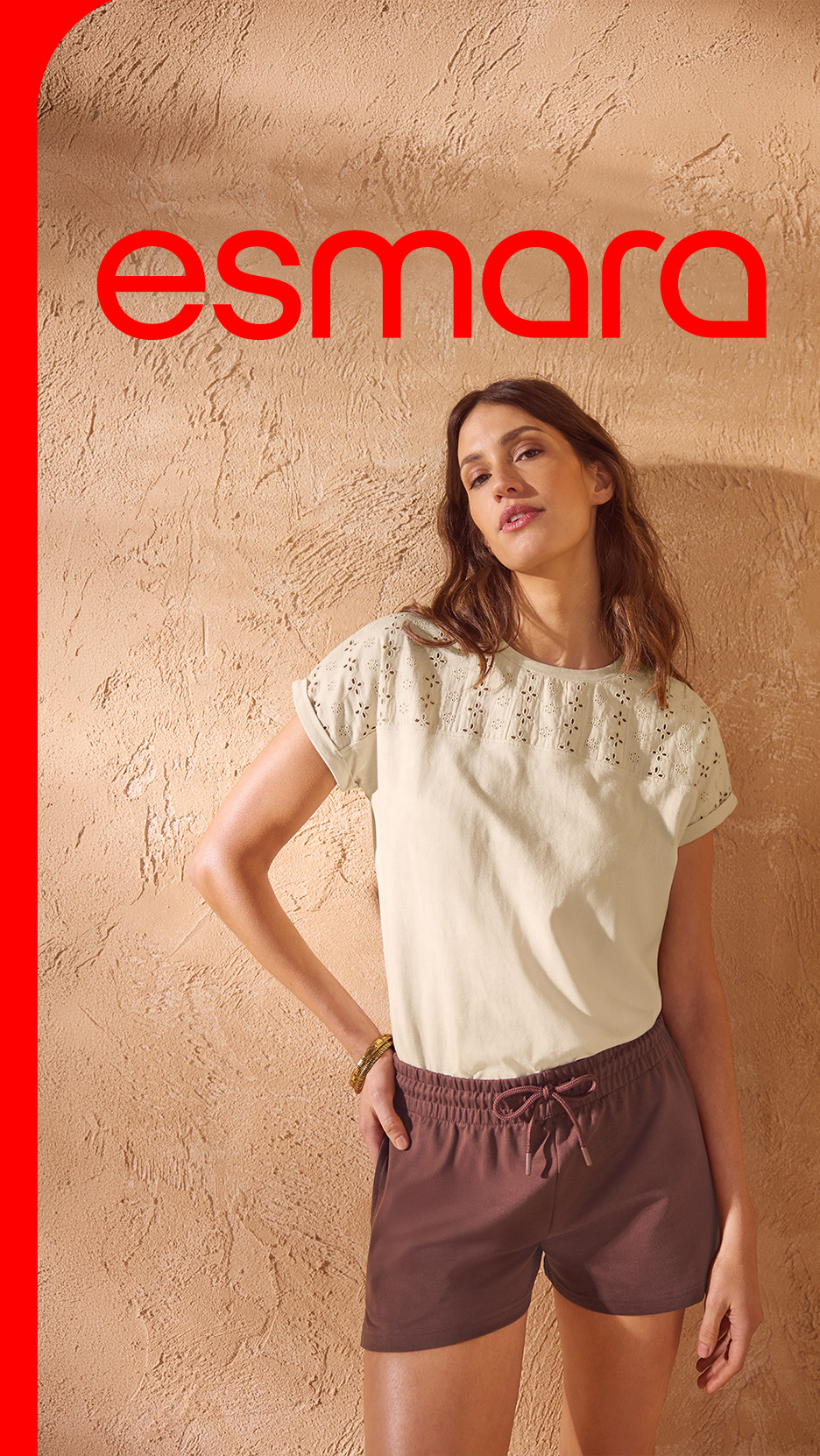 Femeie în tricou bej cu broderie și pantaloni scurți maro, pe fundal texturat. Text: esmara.