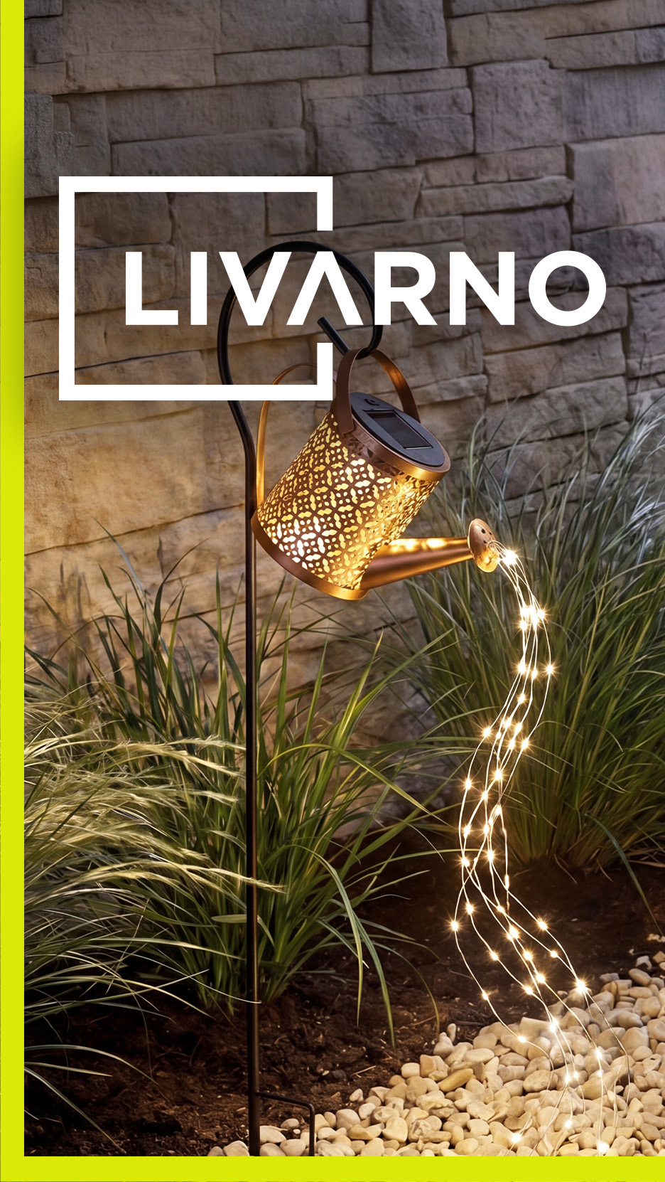 Lampă solară decorativă în formă de stropitoare, cu șiruri de lumini LED, într-o grădină.