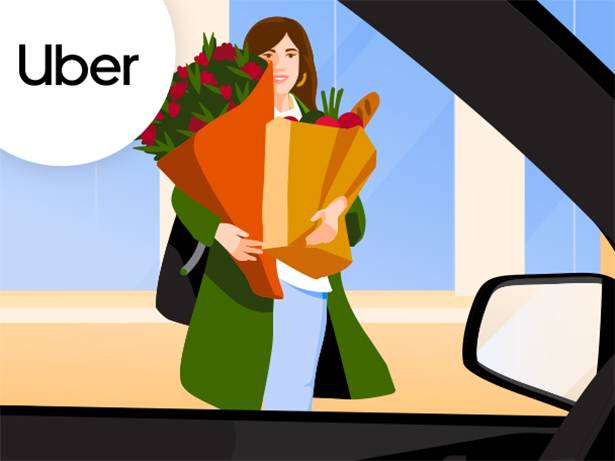 Femeie cu buchet de flori și sacoșe de cumpărături, văzută dintr-o mașină.