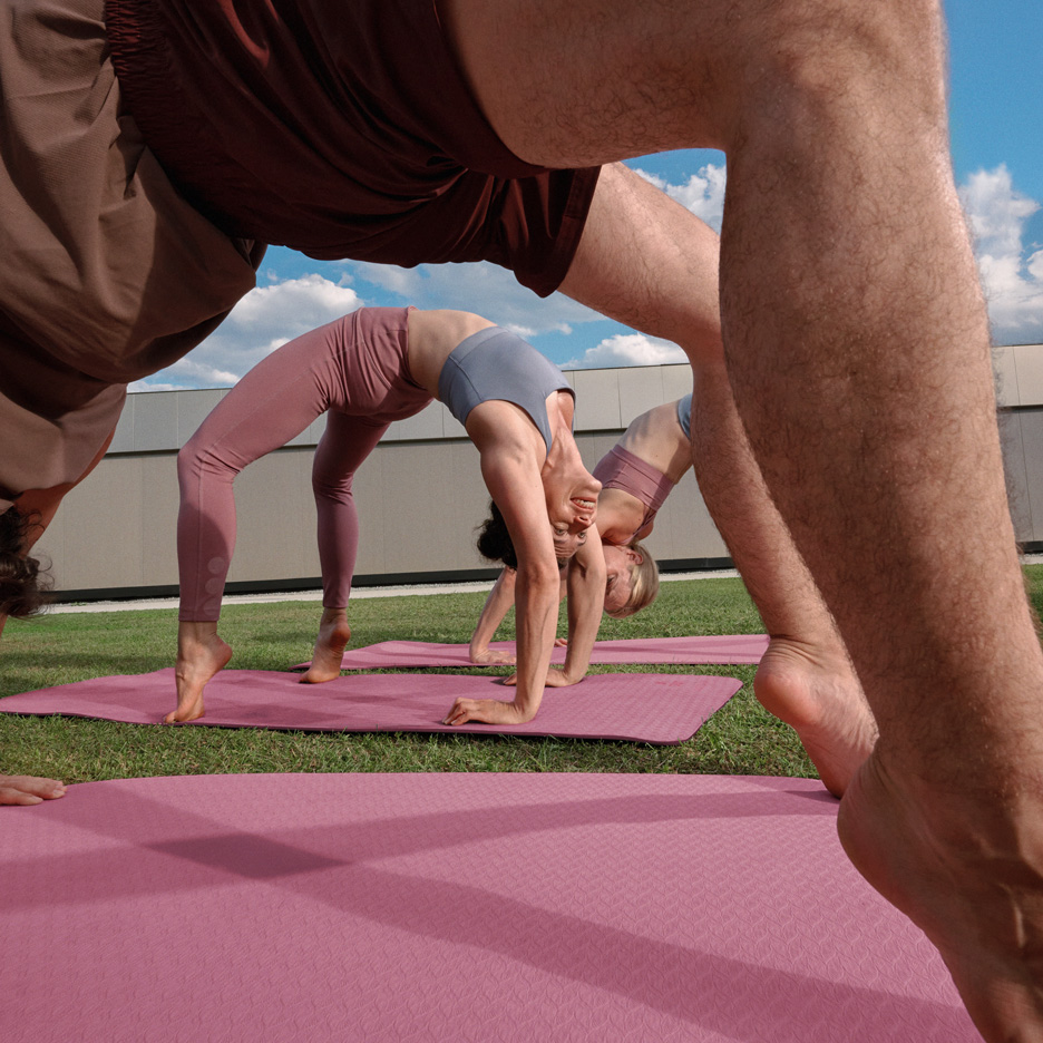 Oameni care fac yoga în aer liber pe saltele de yoga, în îmbrăcăminte sport.