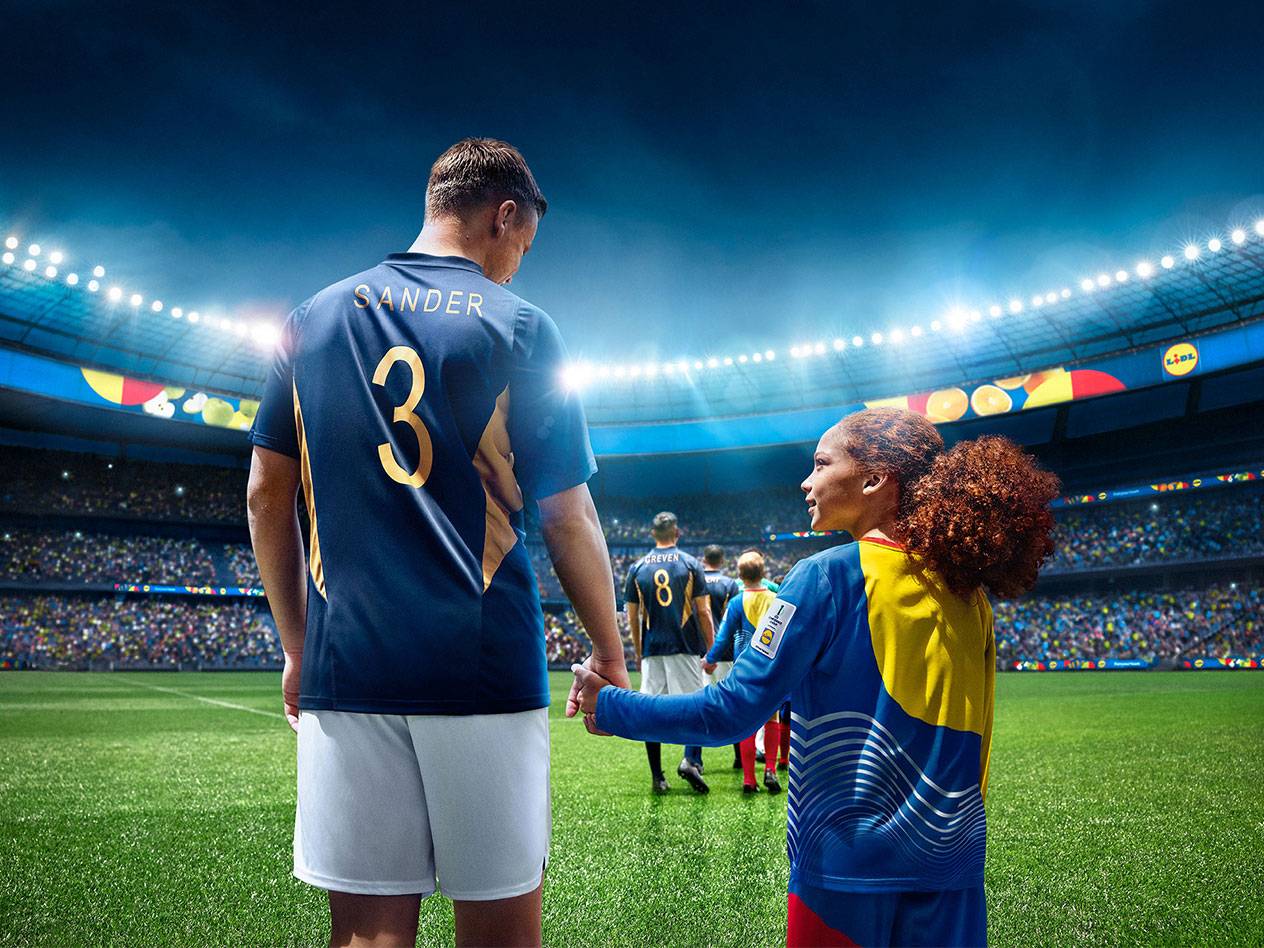 Fotbalist și copil pe stadion, Lidl.
