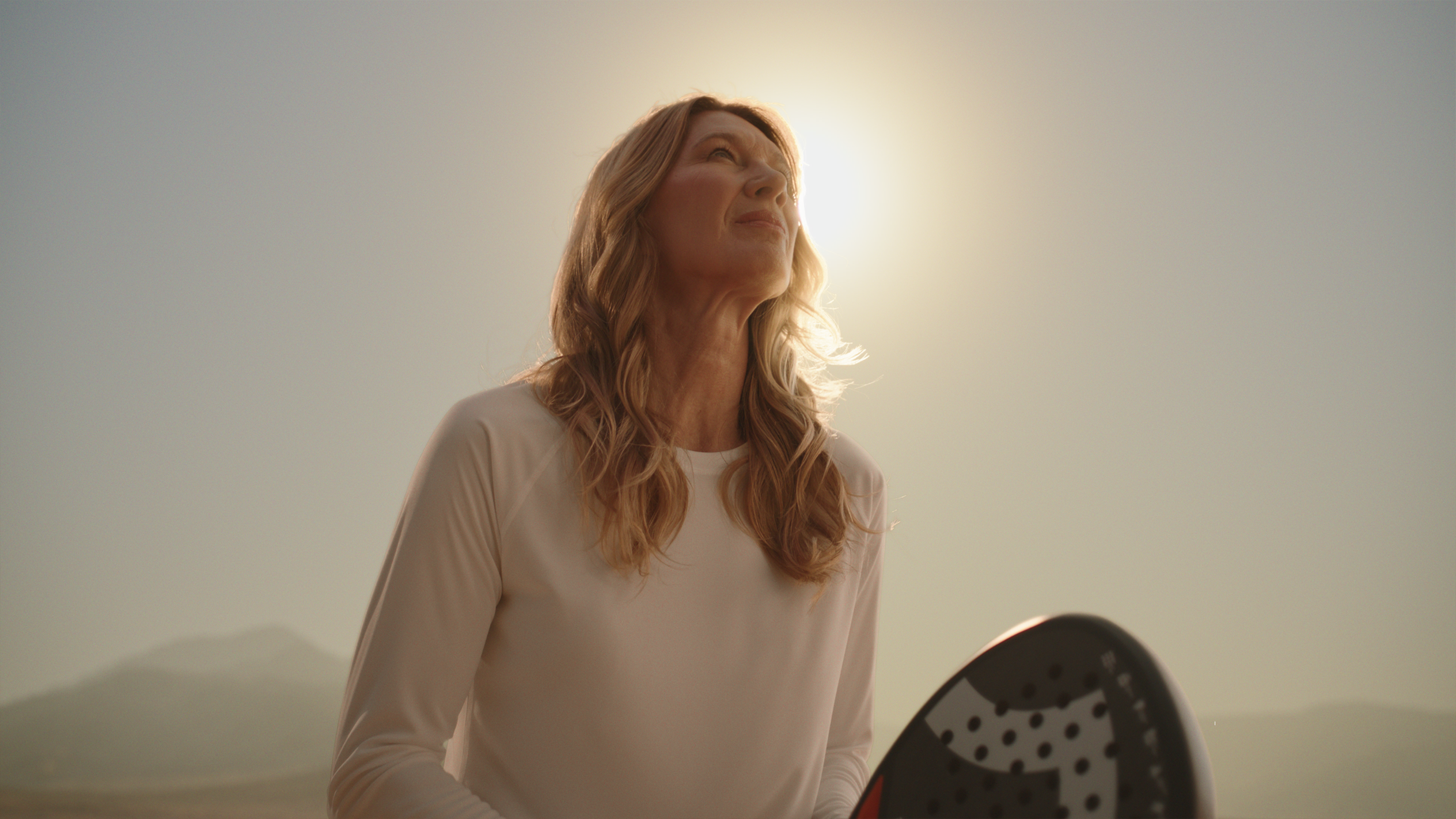 Generat de IA - Stefanie Graf în tricou sport cu rachetă de padel