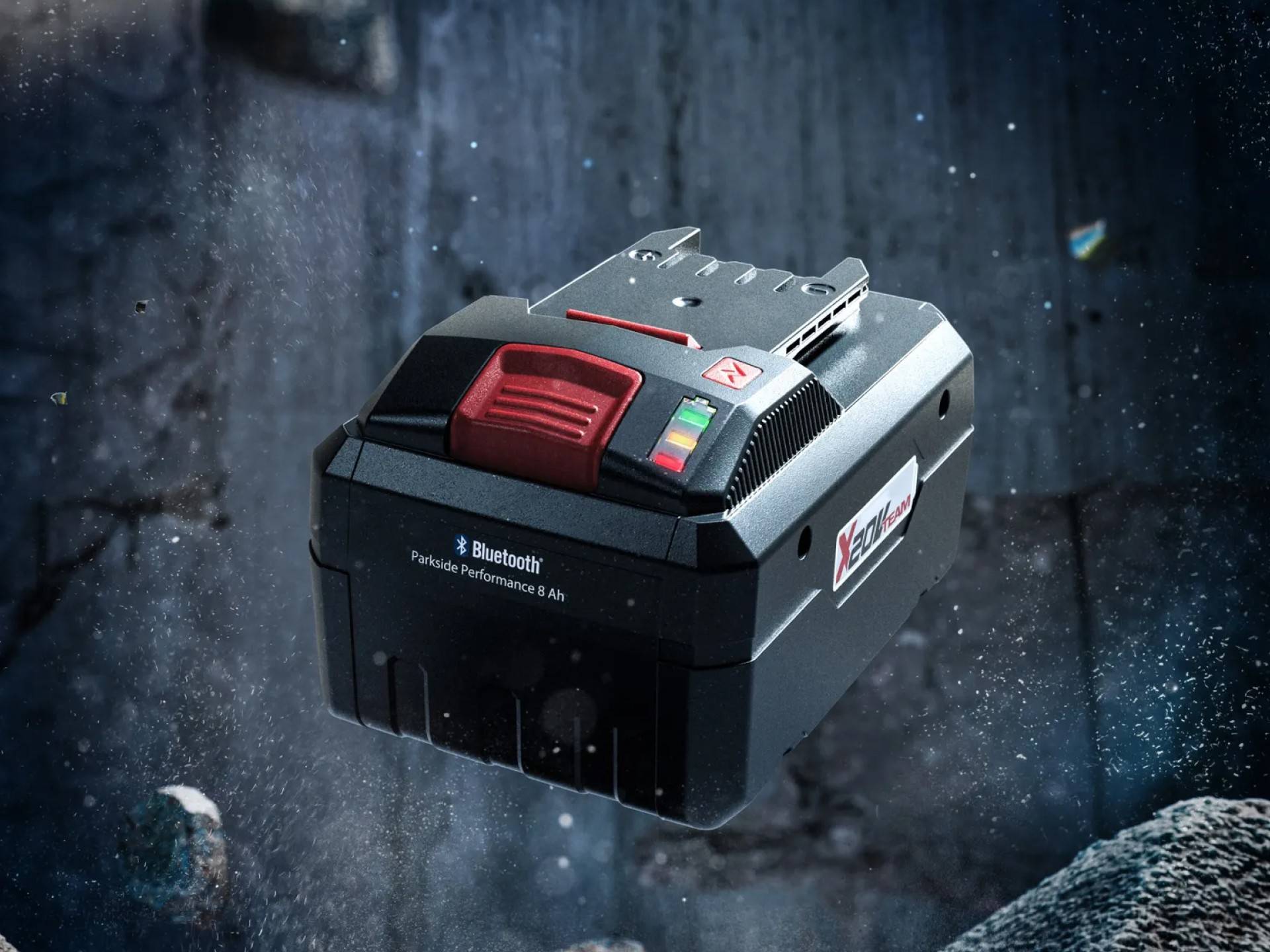 Baterie Parkside Performance 8 Ah cu funcție Bluetooth într-un mediu întunecat, industrial.