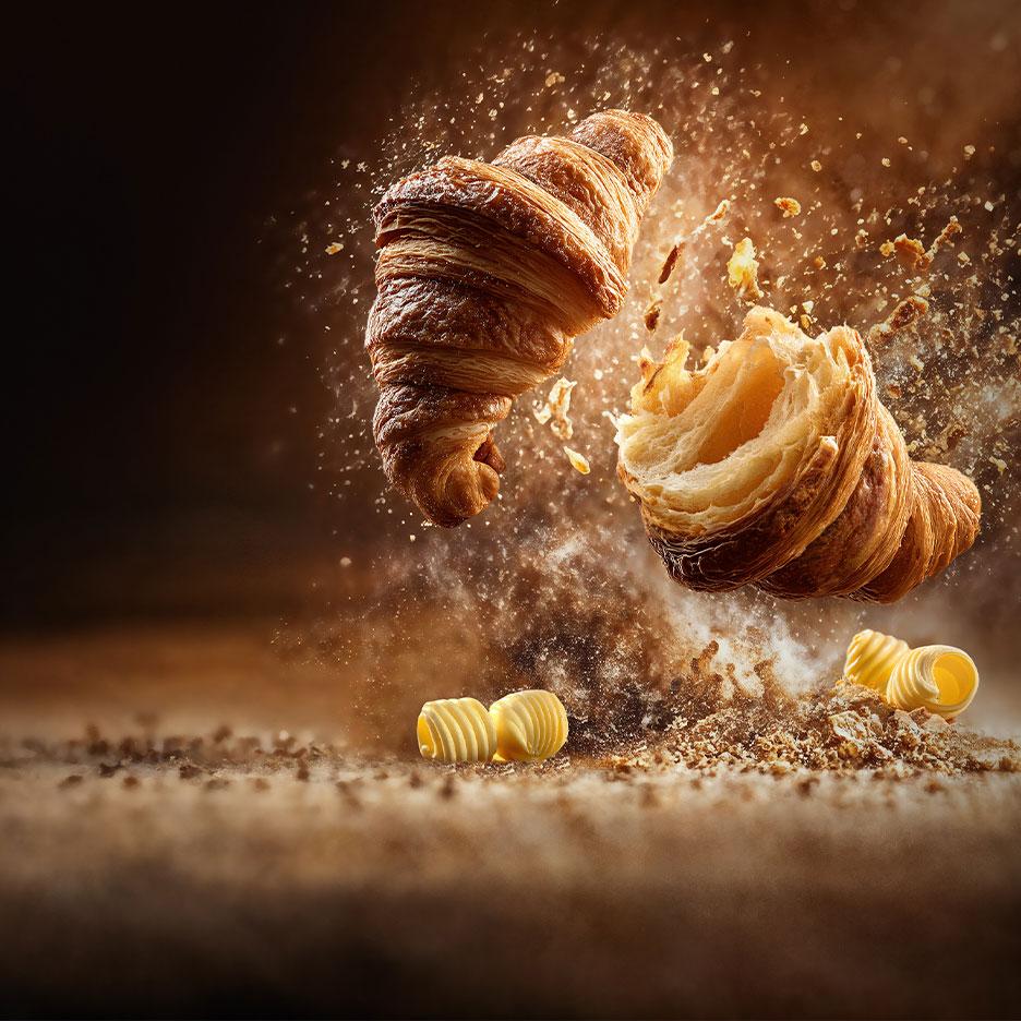 Croissante plutitoare cu firimituri și bucle de unt.