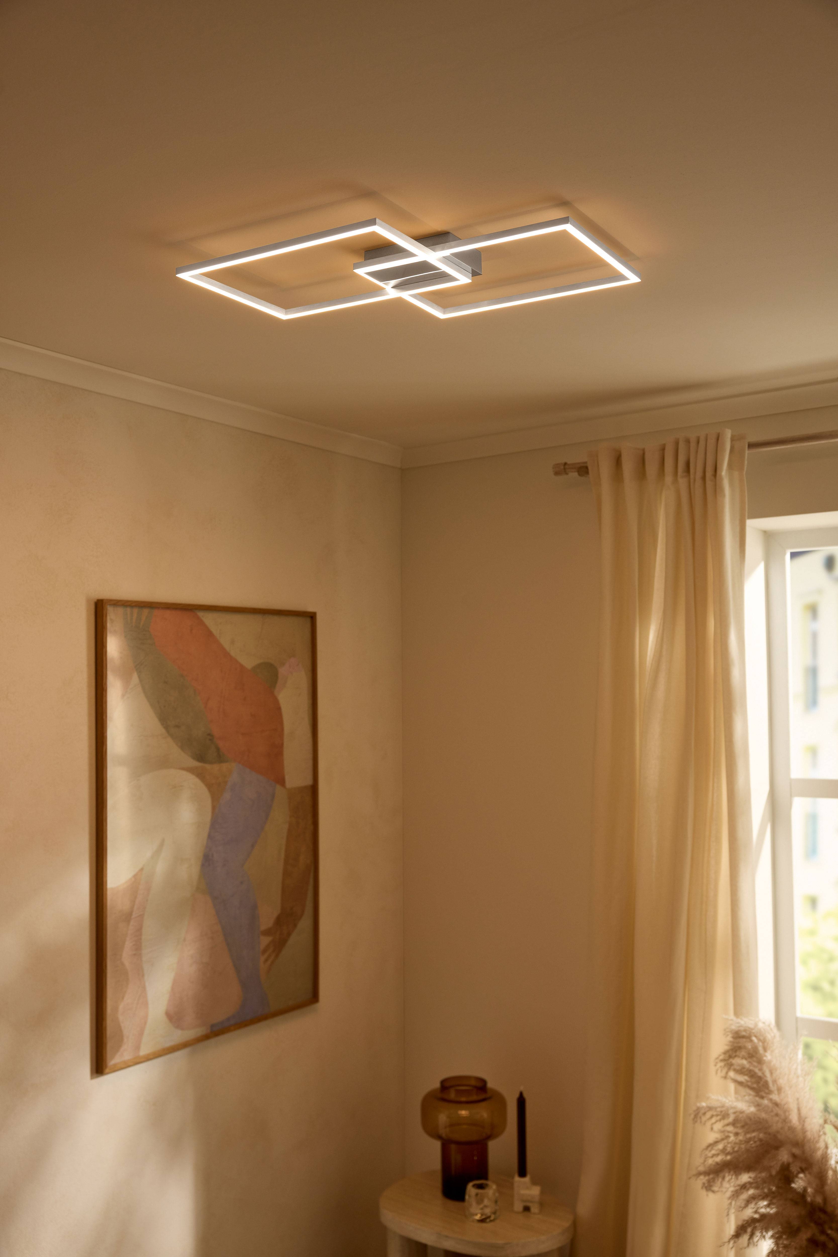 Lampă de tavan LED modernă cu forme dreptunghiulare, iluminând o cameră bej.