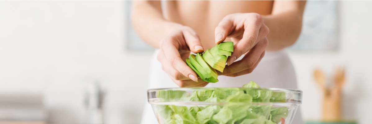 Avocado și salată într-un bol.