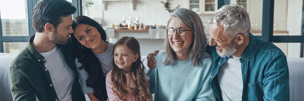 O familie fericită: bunici, părinți și nepoată.