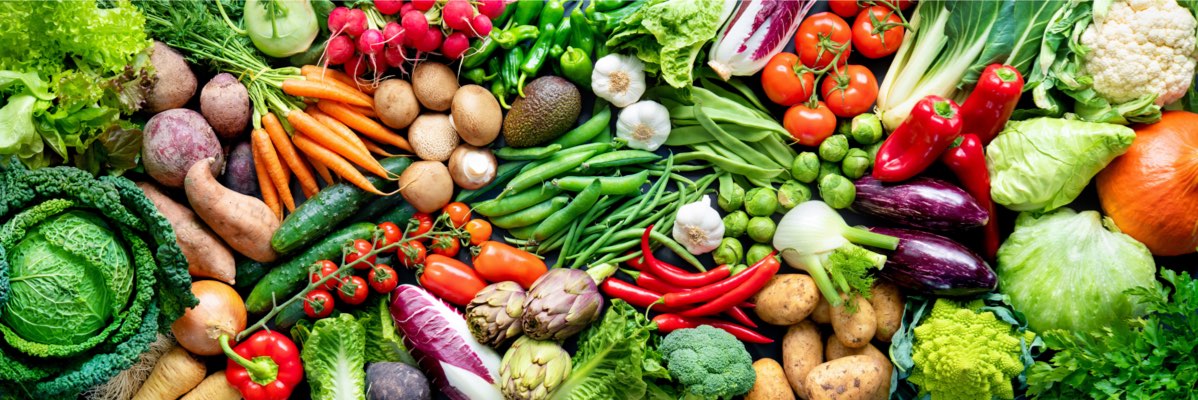 Legume proaspete: morcovi, cartofi, roșii, salată.