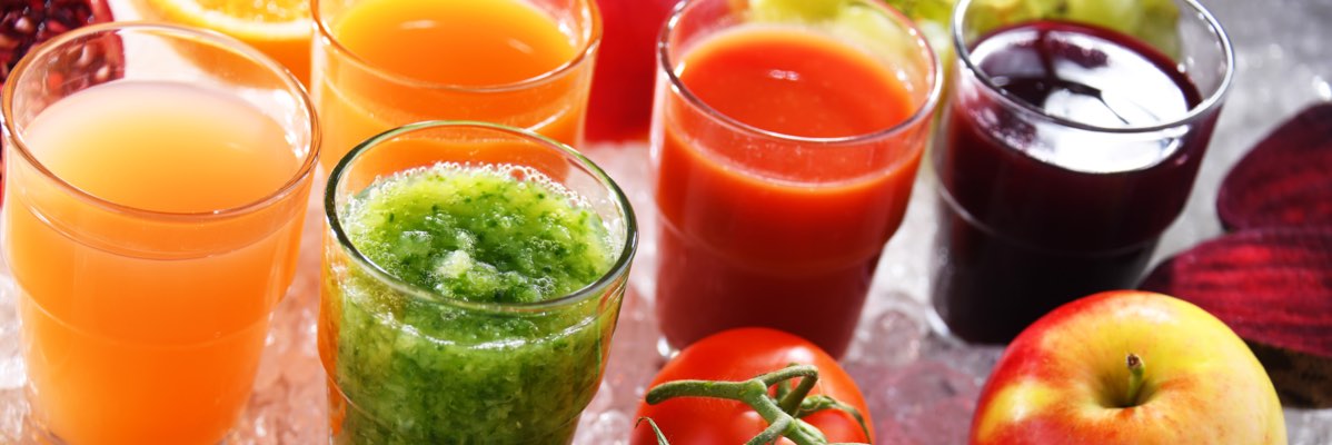 Sucuri de portocale, roșii și smoothie verde în pahare.