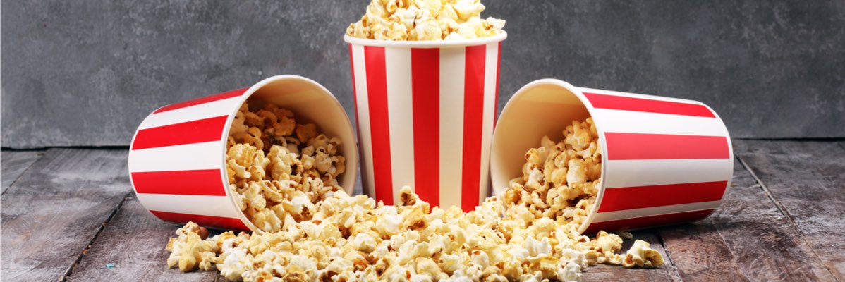 Popcorn în găleți roșu-albe.