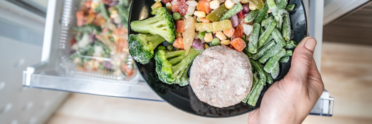 Legume congelate, broccoli și chiftele scoase din congelator.