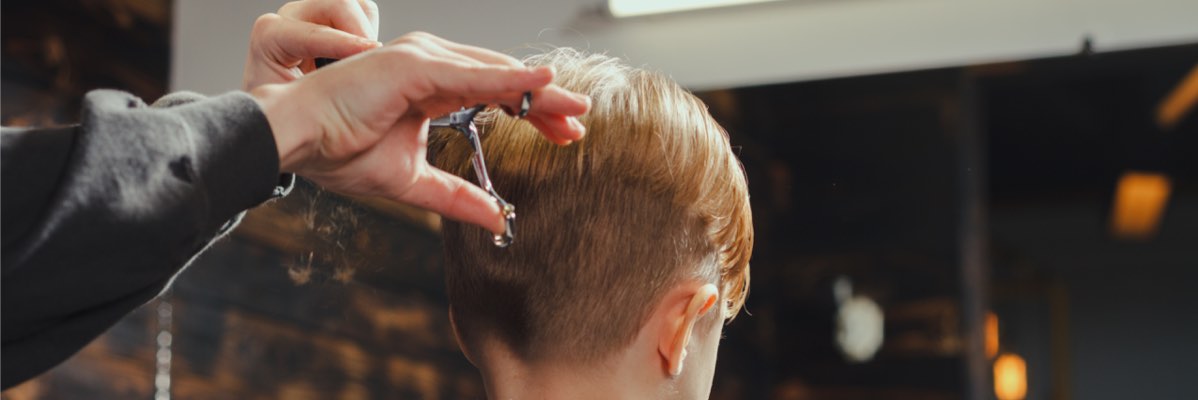 Tuns cu foarfece la un barber shop.