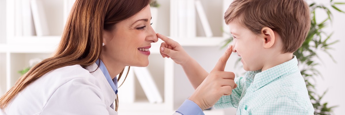 Doctor examinează un copil.