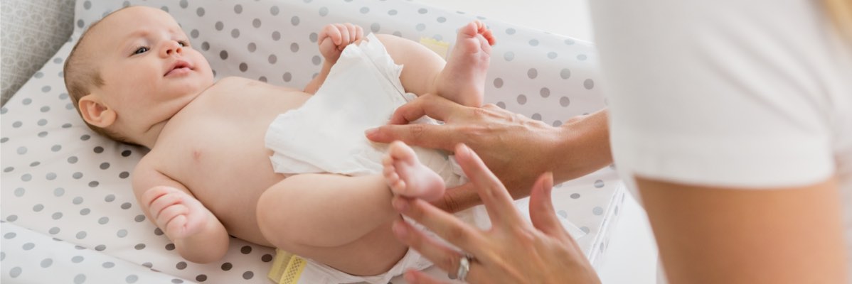 Îngrijirea bebelușului: schimbat scutecul unui bebeluș