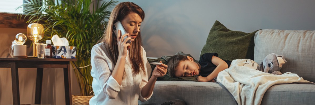 Mama sună la doctor, copil bolnav cu termometru.