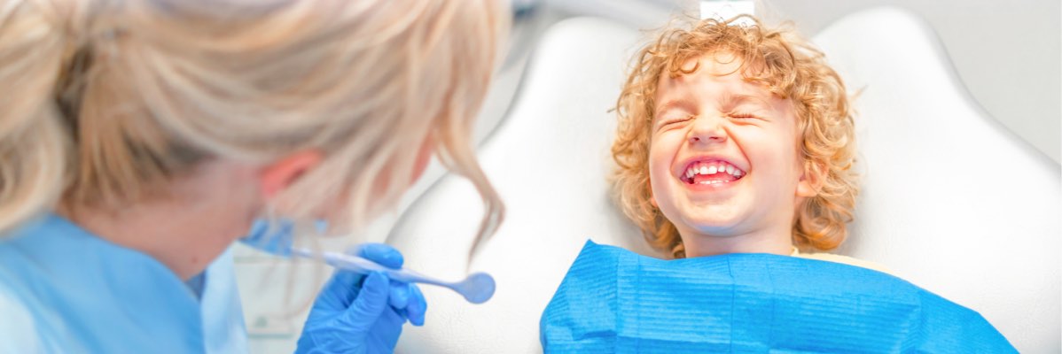 Băiat fericit la dentist.