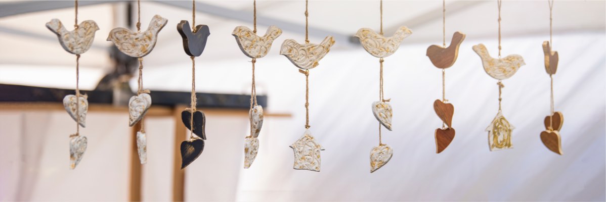 Decoratiuni suspendate din lemn: păsări și inimi în stil shabby chic.
