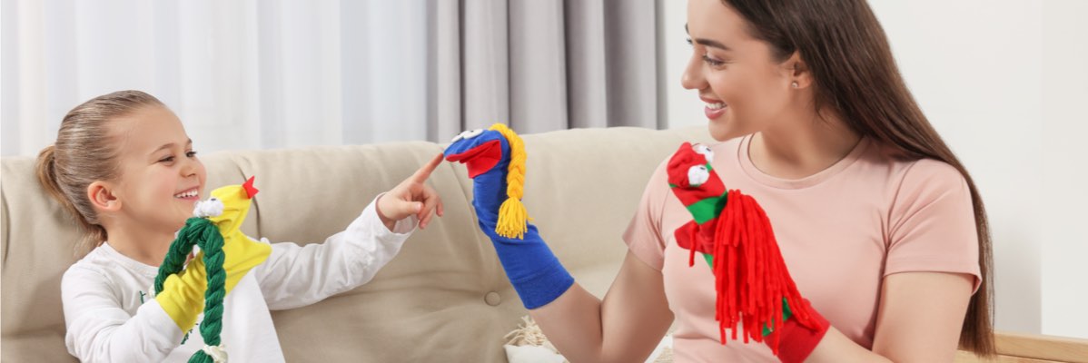 Mănuși de păpuși: Mama și fiica se joacă cu păpuși amuzante din șosete.