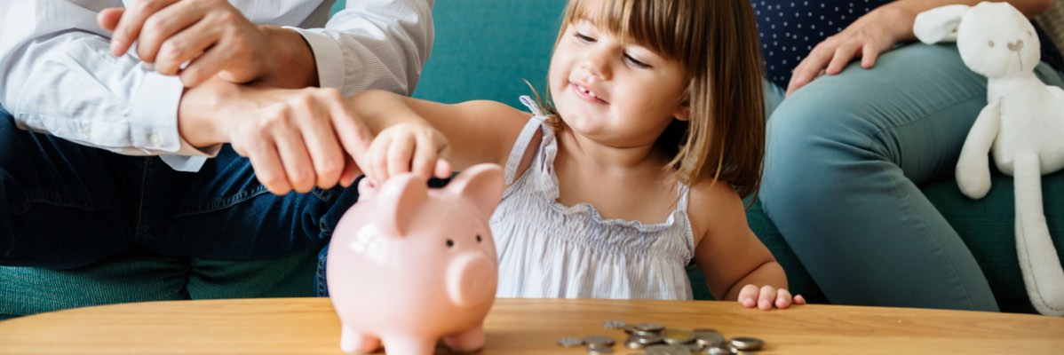Puf de economii, monede și un copil care economisește bani cu părinții.
