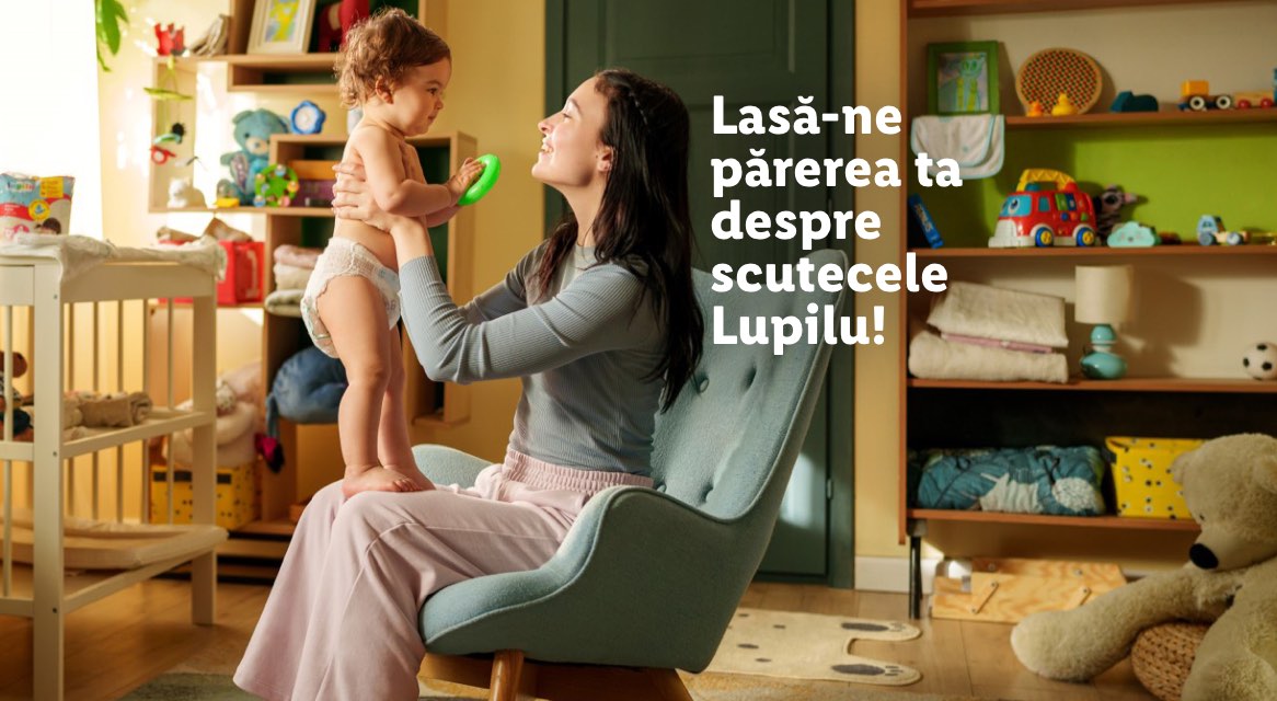 Bebeluș în scutec, jucându-se cu mama într-o cameră de copii primitoare.