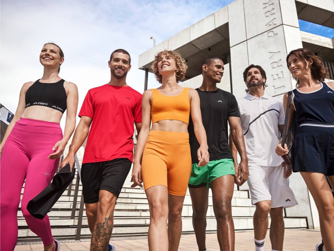 Grup de oameni purtând îmbrăcăminte sportivă Crivit, mergând pe scări.