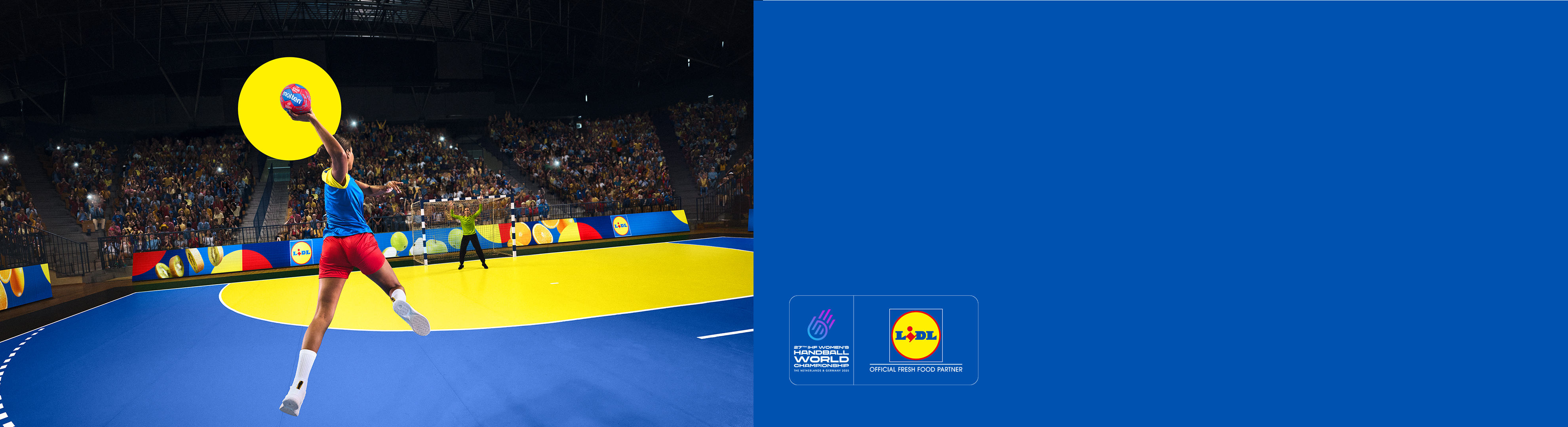 Jucătoare de handbal în acțiune pe un teren cu logo-uri Lidl și spectatori.