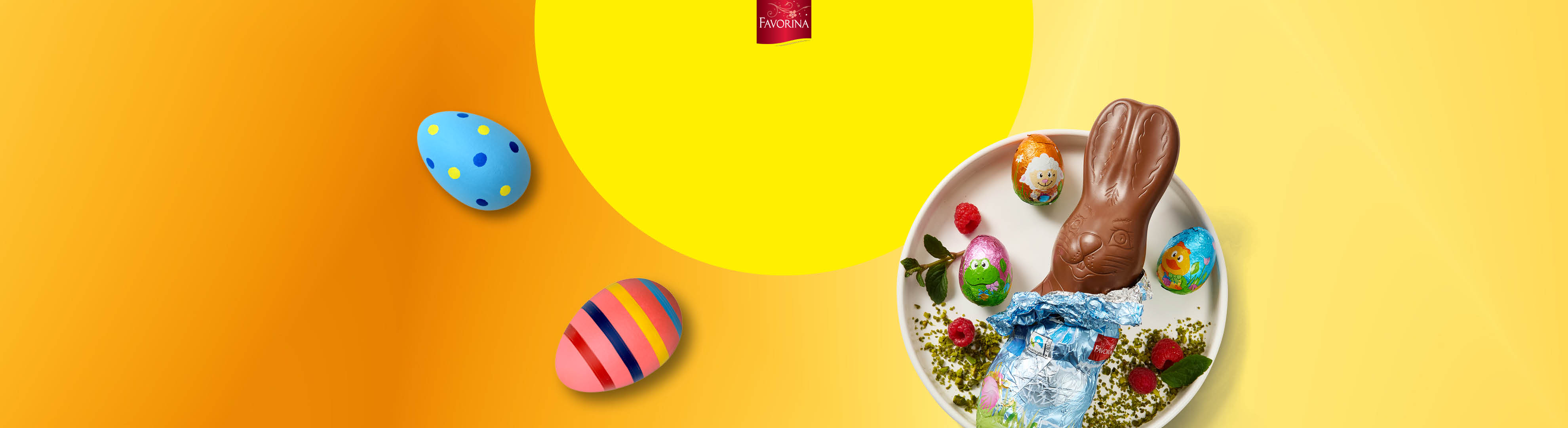 Iepure de ciocolată de Paște, ouă de ciocolată și ouă decorative pe un fundal portocaliu și galben.