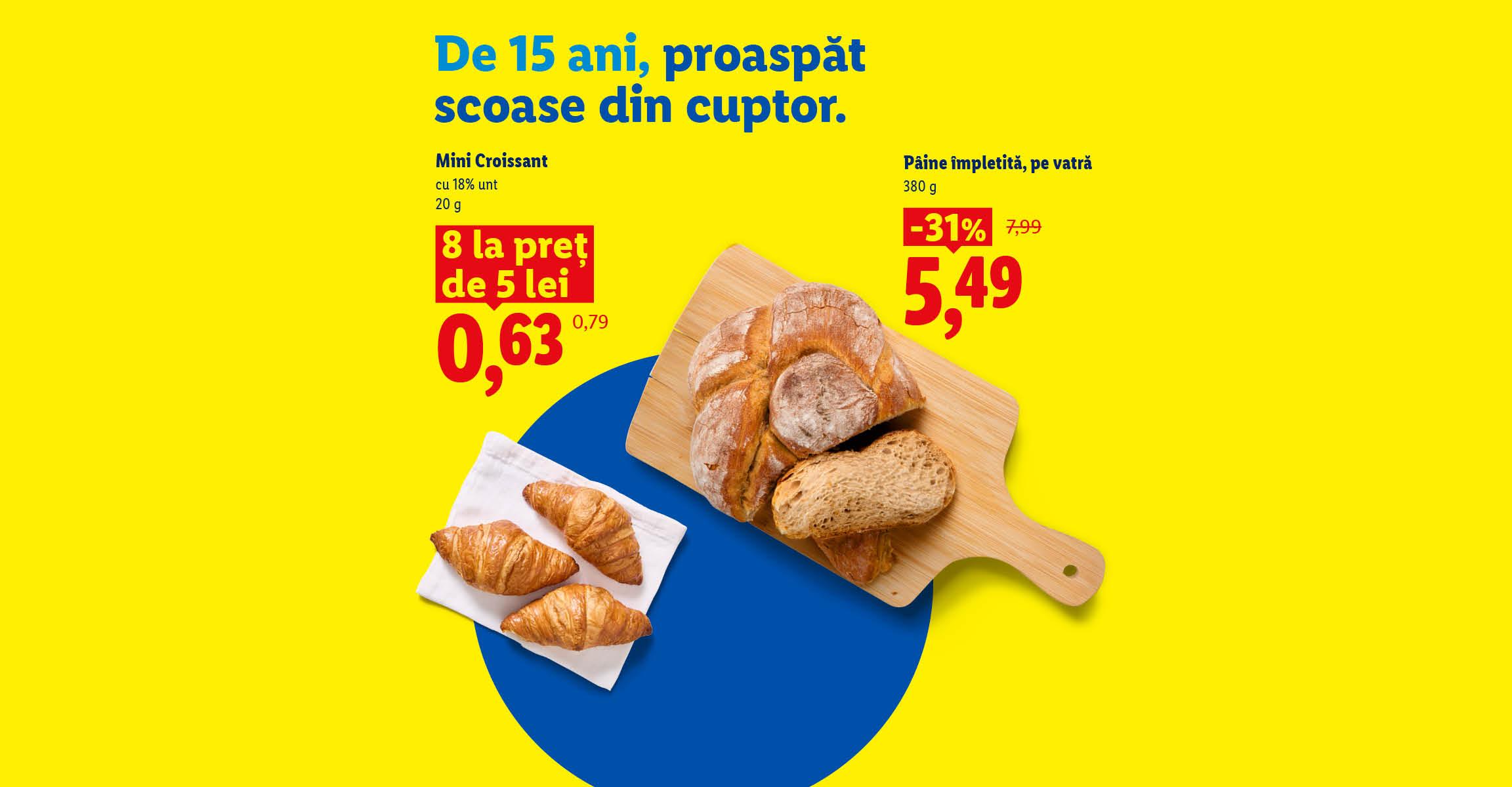 Pâine împletită pe vatră și mini croissante cu unt, proaspăt scoase din cuptor.