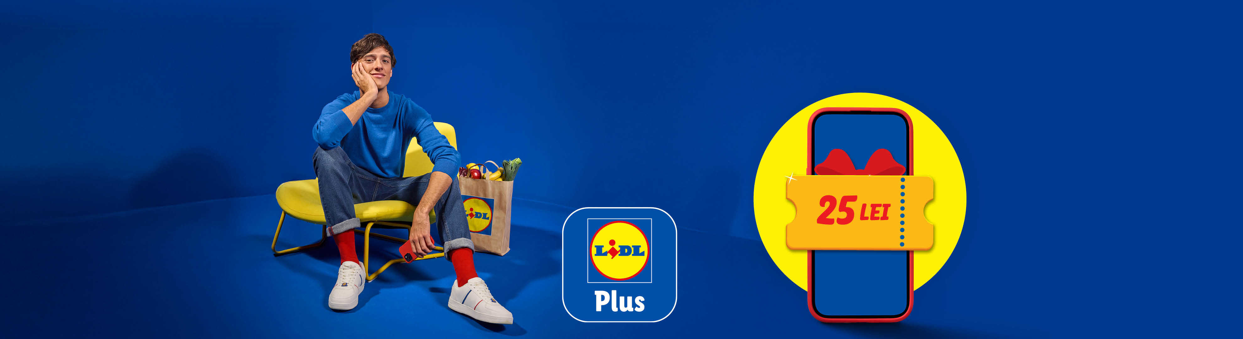 Bărbat zâmbitor pe un scaun galben, cu o pungă Lidl și un cupon de 25 LEI pe telefon.