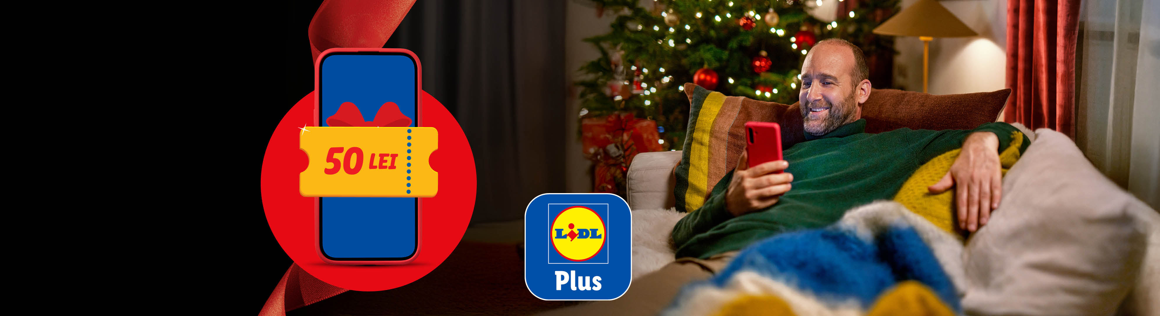 Bărbat zâmbitor pe canapea, cu telefonul, lângă un brad de Crăciun, cu un cupon Lidl Plus de 50 lei.