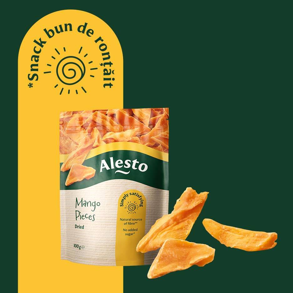 Pungă de bucăți de mango uscate, cu textul 'Snack bun de ronțăit' și 'Natural source of fibre, No added sugar'.