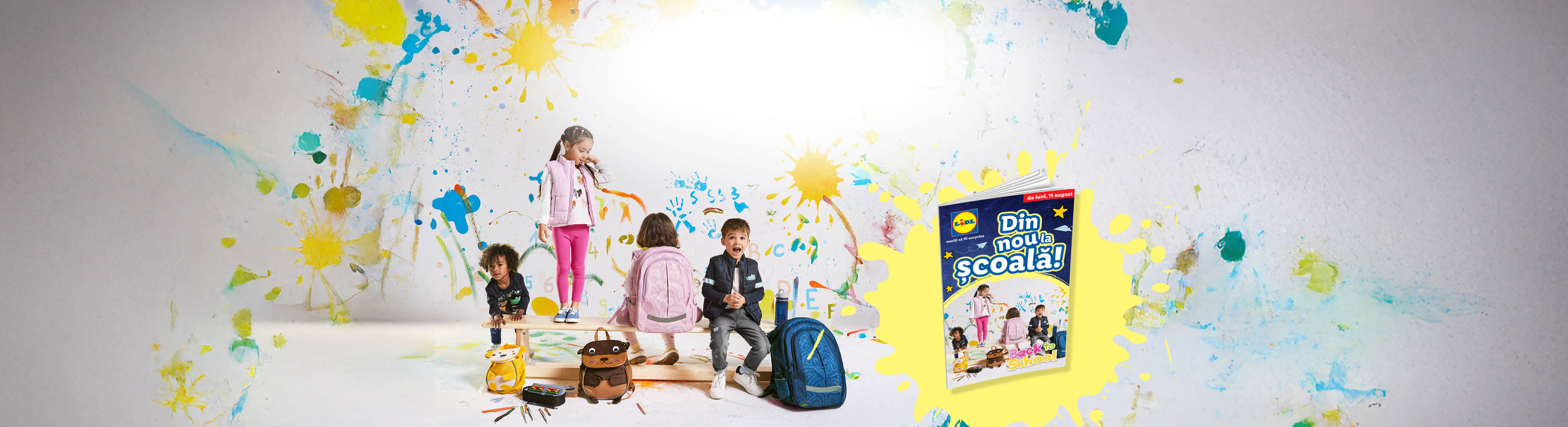 Copii cu ghiozdane și rechizite școlare, pe un fundal pictat, cu catalogul Lidl „Din nou la școală!”.