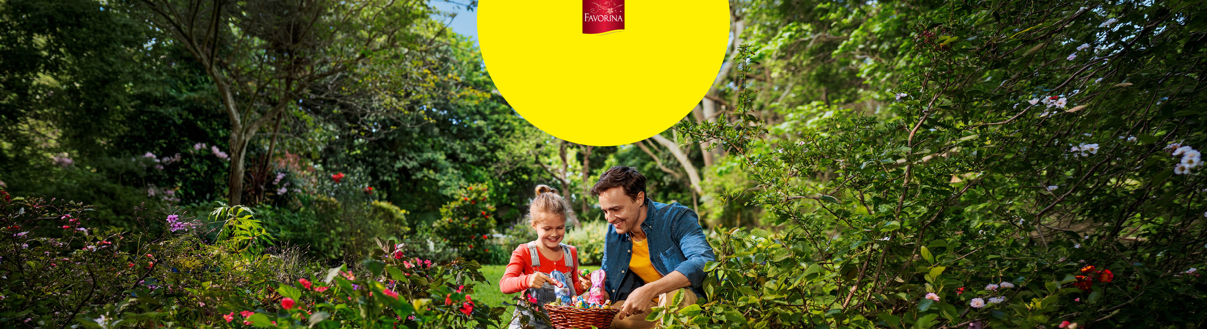 Tată și fiică zâmbitori culeg ouă de Paște și iepurași de ciocolată într-o grădină luxuriantă.