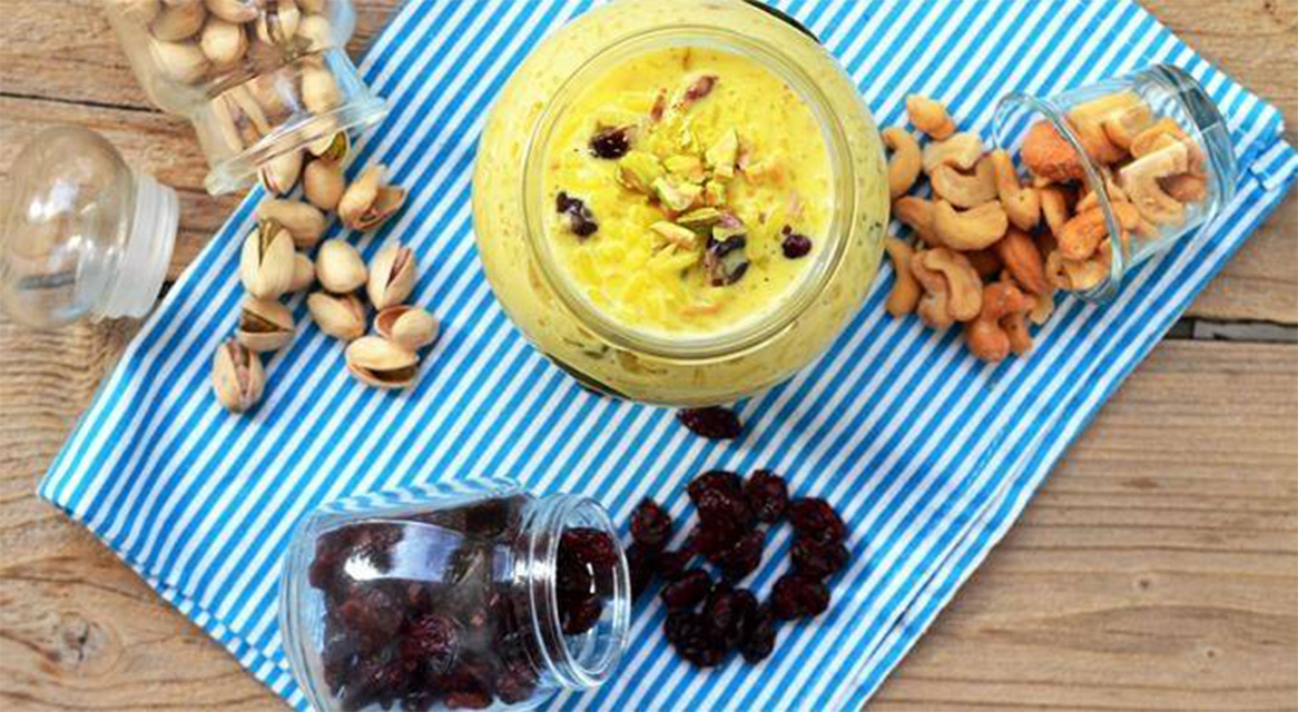 Pudding de orez cu pistacii și caju.