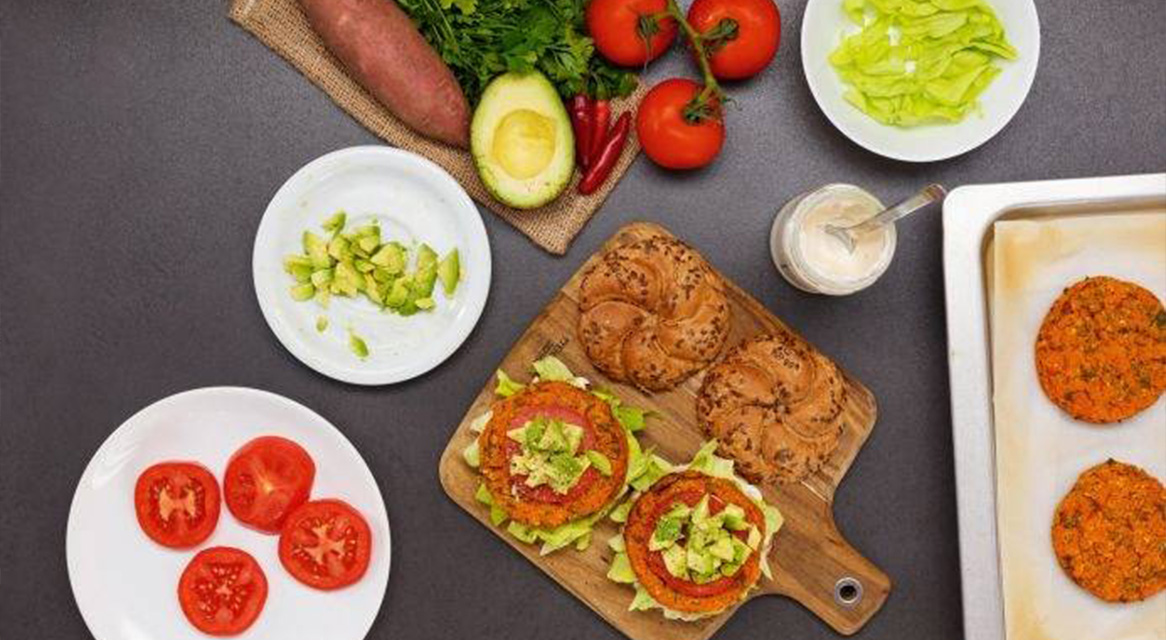 Chiftele vegetariene cu avocado, roșii și chifle.