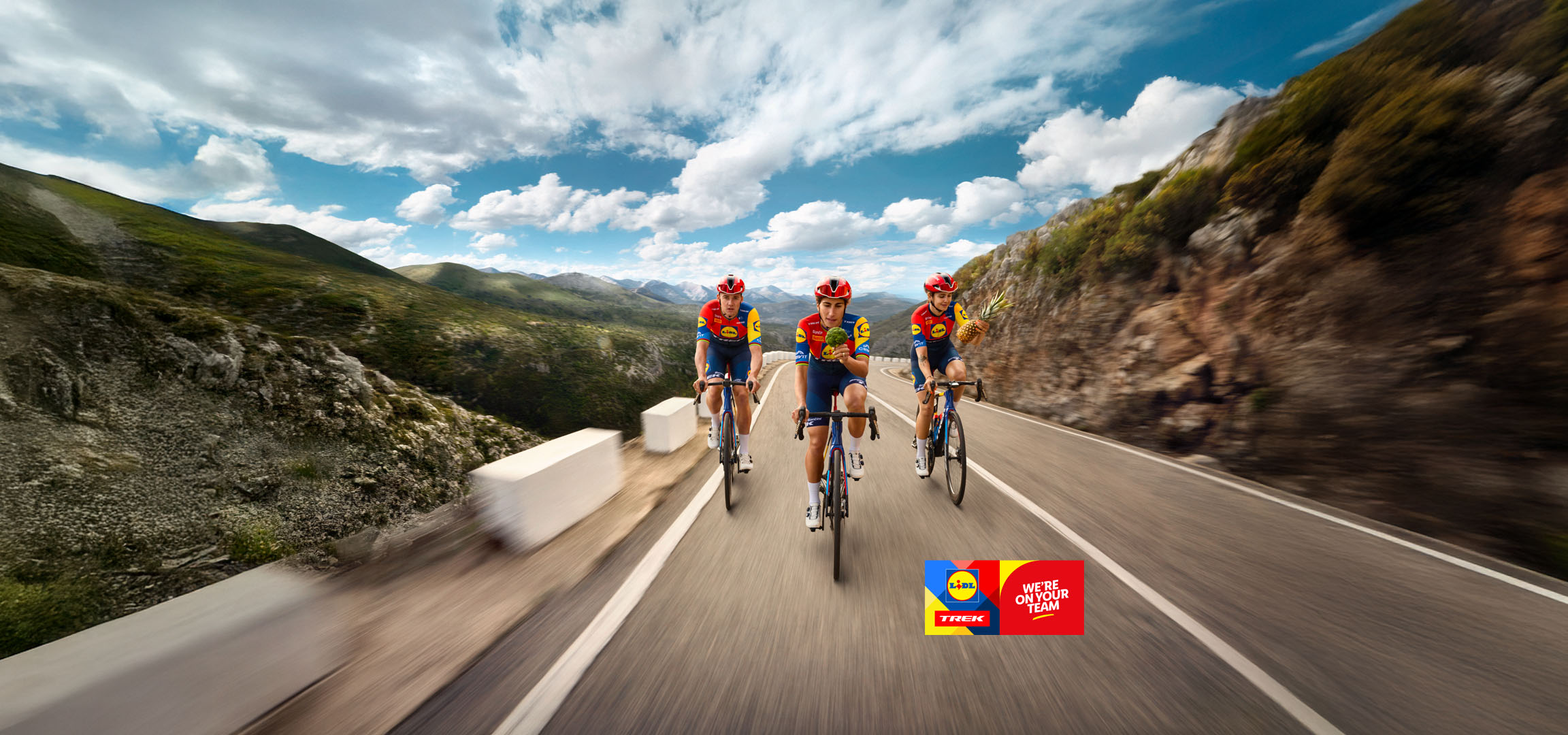Trei cicliști din echipa Lidl-Trek pe un drum de munte.
