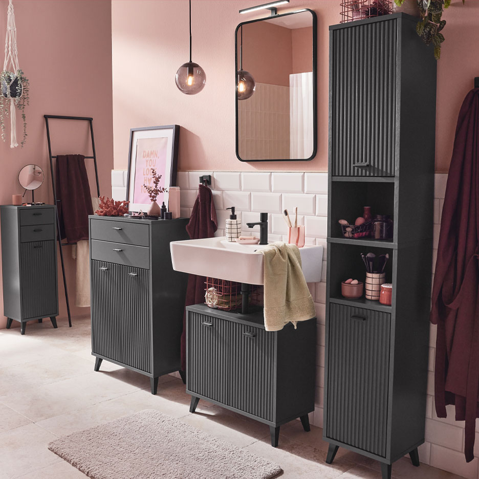 Baie modernă cu mobilier gri închis și accente roz.