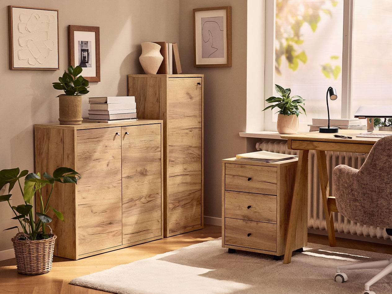 Un birou acasă cu dulapuri din lemn deschis, un scaun de birou și o lampă de birou.