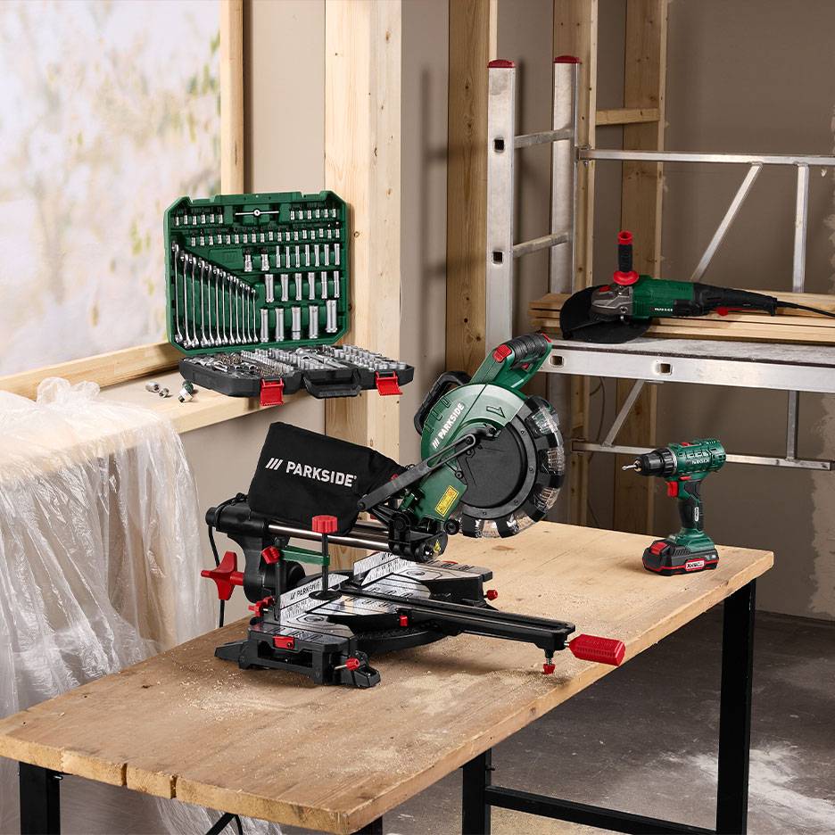Unelte electrice și un set de chei într-un atelier de prelucrare a lemnului.