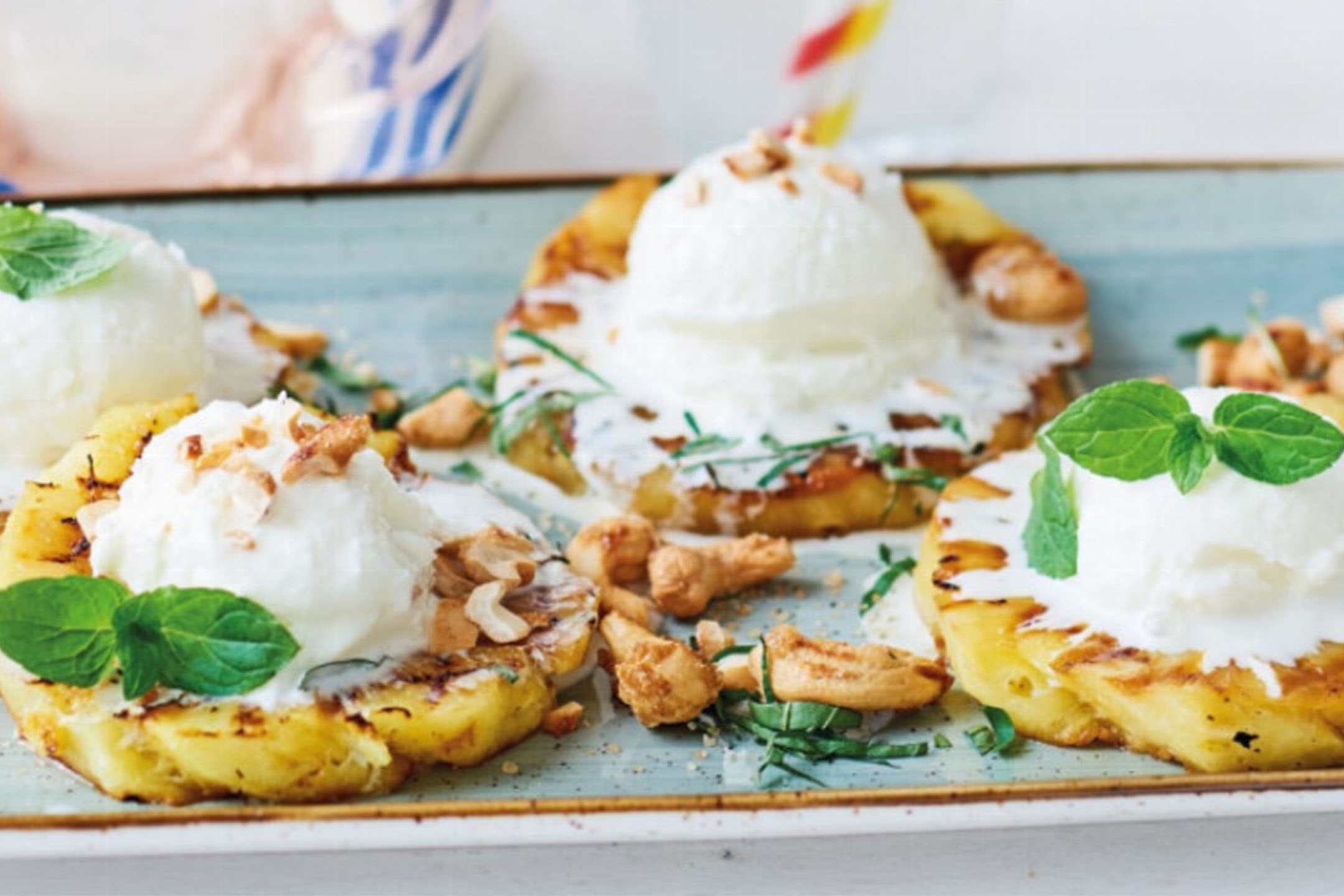 Ananas la grătar cu înghețată de cocos, caju și mentă.