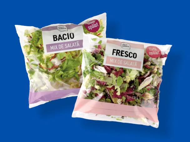 Două pungi de salată mixtă Chef Select, Bacio și Fresco, pe un fundal albastru.