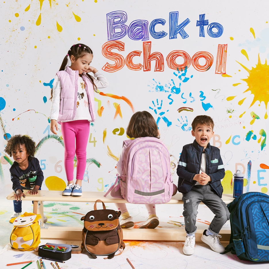 Patru copii cu rucsacuri și rechizite școlare, cu textul „Back to School” pe un fundal colorat.